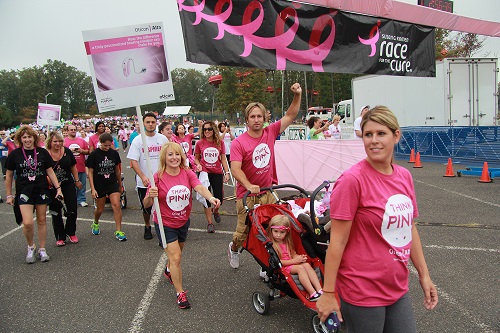 Oticon employees showing their support for breast cancer awareness